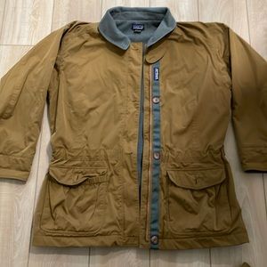 Patagonia parka jacket. Vintage .Women’s size Medium. Tan and green color.